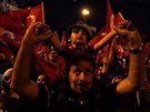 Turci v ulicích Istanbulu oslavují zmaení vojenského pevratu. (16. ervence...