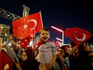 Turci v ulicích Istanbulu oslavují zmaení vojenského pevratu. (17. ervence...