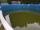 V baz�nu se �pinavou vodou je z�kaz koup�n�.