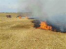 Pobl� Vlasatic na Brn�nsku vzpl�l kombajn a po n�m tak� stoh a pole. Po��r...