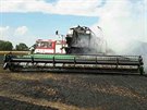 Pobl� Vlasatic na Brn�nsku vzpl�l kombajn a po n�m tak� stoh a pole. Po��r...