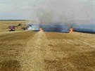 Pobl� Vlasatic na Brn�nsku vzpl�l kombajn a po n�m tak� stoh a pole. Po��r...