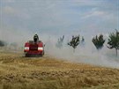 Pobl� Vlasatic na Brn�nsku vzpl�l kombajn a po n�m tak� stoh a pole. Po��r...