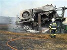 Pobl� Vlasatic na Brn�nsku vzpl�l kombajn a po n�m tak� stoh a pole. Po��r...