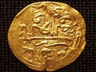 Nalezená zlatá osmanská mince raená v letech 1603 a 1617.