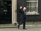 Boris Johnson odchází z Downing Street 10.