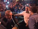 Erdogana vítaly pi návratu do Istanbulu tisíce lidí. (15. ervence 2017)