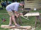 Ú�astník worshopu z Veletin, kde se sna�í zachránit poslední tam�j�í su�írnu.