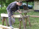 Ing. arch Karel Humpola, lektor workshopu, p�edvádí techniku sekání do trámu.