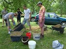 P�íprava hlin�né omítky na vymazávání mezer mezi trámy. V�dy po su�ení a po...