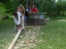 Tesa� a socha� Petr Kohout vy�ezává novou d�ev�nou rýnku (okap) na su�írnu v...