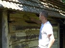 Marián Ozábal, slovenský peca�, pomáhá p�ipravit host�tínskou su�árnu na sezonu.