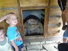 Vlastní pec se zápe�í, kde jsou umíst�ny �uplíky se su�ícím se ovocem. Zde na...