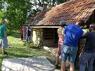 Ú�astníci workshopu usazují rýnku na své místo.