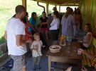 Posezení u man�el� Fryzelkových, kte�í zrekonstruovali su�írnu svatého...