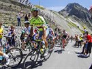 Roman Kreuziger bhem osmé etapy Tour de France. Vedle nj v bílém dresu...
