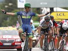 Michael Matthews projídí vítzn cílem desáté etapy Tour de France. Za ním na...