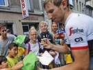 Bauke Mollema se podepisuje fanoukm ped startem 11. etapy Tour de France