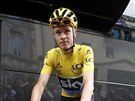 Chris Froome se rozjídí ped startem 11. etapy Tour de France.