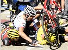 KOLIZE. Chris Froome, Bauke Mollema a Richie Porte na zemi poté, co narazili do...