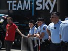 Francouztí policisté hlídají ped kamionem týmu Sky na startu tinácté etapy...