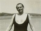 Div�te se? Takhle vypadala mu�sk� plavkov� m�da ve 30. letech. P�edv�d� j�...