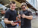 Brati Jon a Ryan Edmondsovi hrají Pokemon Go v ulicích msta Texarkana v...