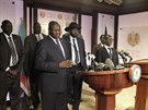 Prezident Jiního Súdánu Salva Kiir (uprosted), viceprezident Riek Machar...