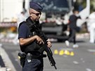 Francouztí policisté hlídkují u Anglické promenády v Nice, kde ozbrojený idi...