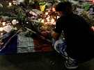 Lidé v Nice uctívají památku zesnulých pi tvrtením teroristickém útoku (17....