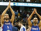Francouztí basketbalisté Nicolas Batum (vlevo) a Tony Parker slaví postup do...
