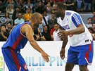 Francouztí basketbalisté Tony Parker (vlevo) a Florent Pietrus slaví postup do...