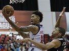 Summer League NBA: Kelly Oubre Jr. (vlevo) z  Washingtonu obeel Waltera...