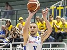 eský juniorský basketbalista Matj Svoboda stílí na védský ko.
