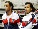 Nehrající kapitán Yannick Noah (vlevo) a francouzská jednika Jo-Wilfried...