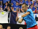 Luká Rosol bojuje ve tvrtfinále Davis Cupu proti favorizovanému Jo-Wilfriedu...