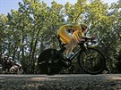 Chris Froome ve lutém trikotu vedoucího jezdce Tour de France uhání po trati...