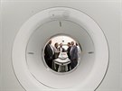Nový pístroj - pozitronový emisní tomograf.