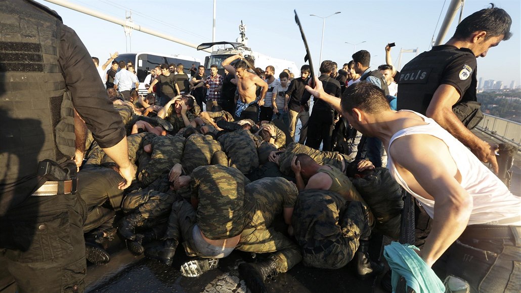 Civilisté bijí na Bosporském most� v Istanbulu turecké vojáky, kte�í se...