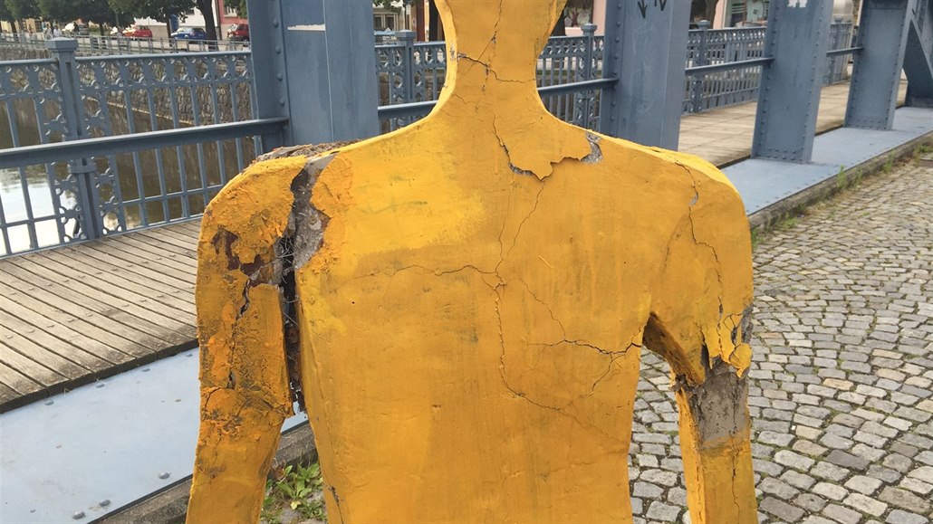 Vandal, nebo vandalové poničili sochu, která je součástí výstavy Umění ve městě.