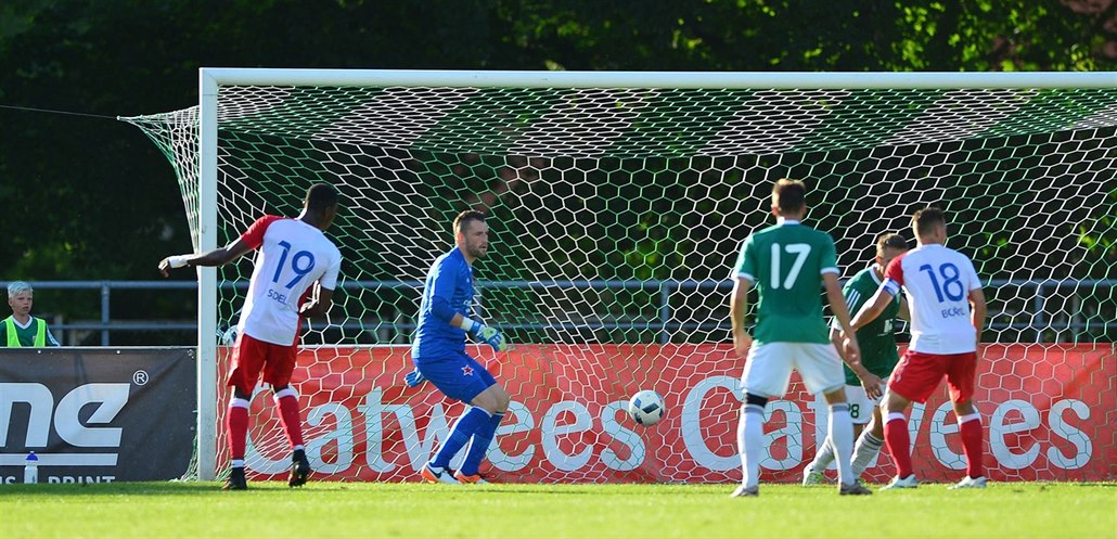 �ERVENOBÍLÝ SMUTEK. Fotbalisté Slavie inkasují gól v utkání na h�i�ti Levadie...
