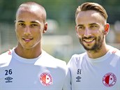 TAK JSME TADY. Nov posily fotbalist Slavie Gino van Kessel (vlevo) a Duan...