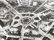 Letecký snímek z roku 1933 ukazuje, že geometrickým předobrazem Kulaťáku nebyl...