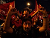 Turci v ulicích Istanbulu oslavují zmaření vojenského převratu. (16. července...
