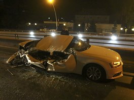 Vz, do kterho narazilo obrnn vozidlo v Ankae. (16.7. 2016)