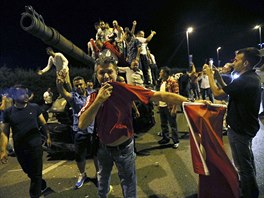 Lidé obsadili tank turecké armády na leti�ti v Istanbulu. (16.7.2016)