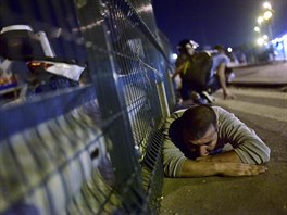 Lidé se ukrývají poblí� mostu v Istanbulu b�hem pokusu o státní p�evrat v zemi....