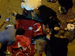 Zmaený pokus o pu v Turecku si podle poslední bilance vyádal 232 mrtvých....