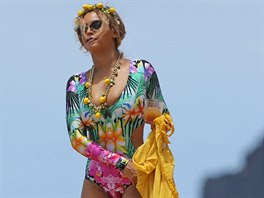 Po tropickém vzoru sáhla také Beyoncé. Originálně střižené plavky Dolce &...