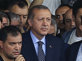 Turecký prezident Erdogan mezi p�íznivci na  Ataturkov� leti�ti v Istanbulu.